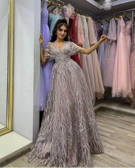 Bridal Reception Dress Indian, Reception Dress Indian, Dressy Fashion Outfits, Kebaya Lace, Engagement Gown, Bridal Reception Dress, Western Gown, Pakistani Women Dresses, Lace Dress Design