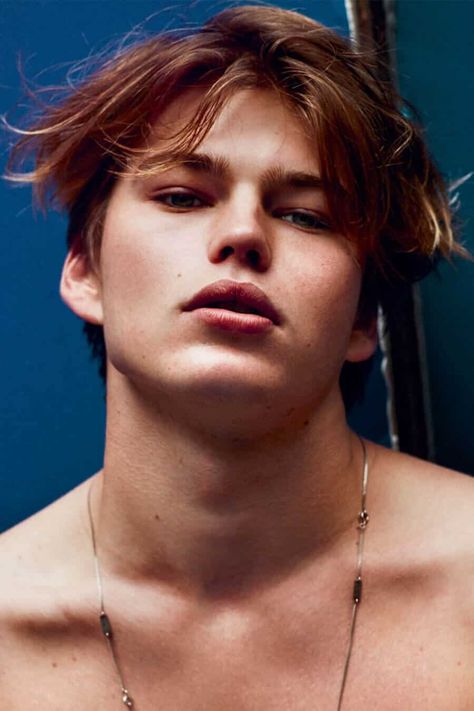 Tousled, Natural Curtains Haircut For Men. This hairstyle first appeared in the article: Men’s Middle Parting Haircuts: How To Get The Curtains Trend Right, on MensFlair.com Jordan Barrett, I D Magazine, River Phoenix, Leo Dicaprio, Male Face, Gay Pride, Haircuts For Men, Cortes De Pelo, Mens Hairstyles