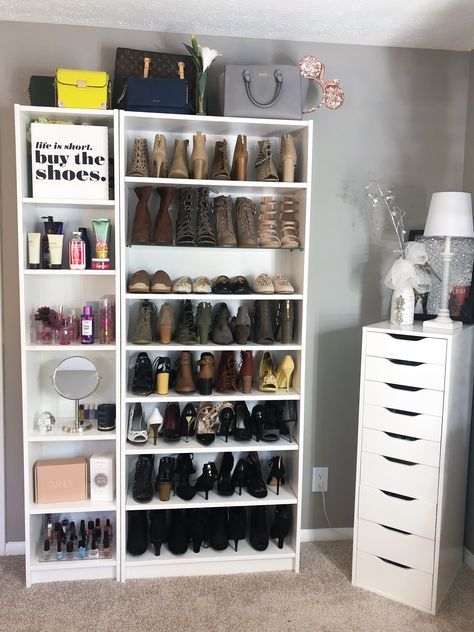 Shoes On Bookshelf, Shoe Shelf Diy, Bedroom Ideas For Small Rooms Cozy, Room Organization Bedroom, Beauty Room Decor, Cute Diy Room Decor, Closet Remodel, Future Apartment Decor, Closet Decor