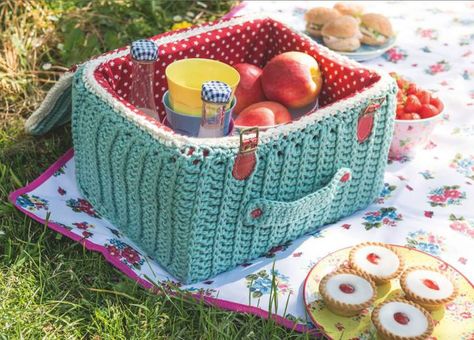 Crochet picnic basket, featured in @simplycrochet  + https://www.overstock.com/Home-Garden/Picnic-Time-Kabrio-Botanica/8070823/product.html Crochet Picnic, Crocheted Baskets, Diy Honey, Easter Festivities, Mochila Crochet, Picnic Hamper, Simply Crochet, Crochet Shell Stitch, Crochet Food