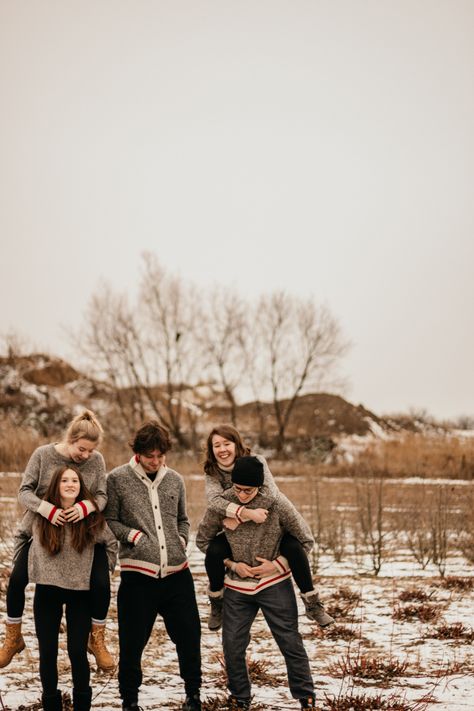 6 Siblings Photography, Sibling Photo Ideas Older, Adult Sibling Photography Poses, Older Sibling Photography, Adult Sibling Photography, Sibling Christmas Pictures, Mother Daughter Photography Poses, Sibling Photoshoot, Sibling Photography Poses