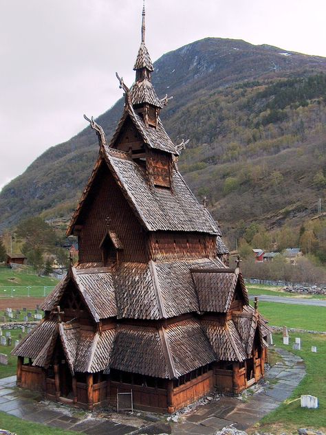 Viking Architecture, Turf House, Wooden Churches, Stave Church, Viking House, Architecture Cool, Architecture Antique, Viking Village, Wooden Church