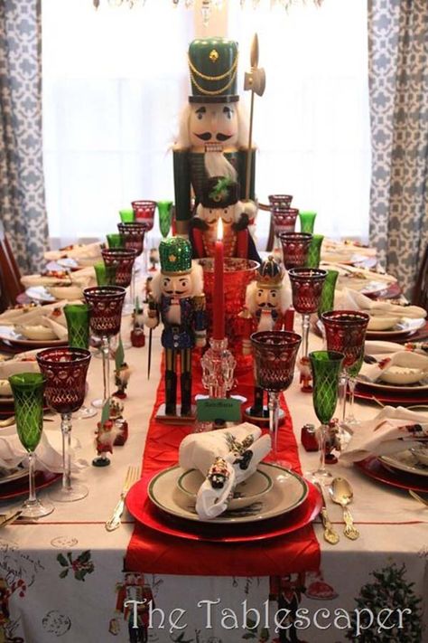 Feative and lovely nutcracker centerpiece Nutcracker Table, Deco Table Noel, Spode Christmas Tree, Holiday Tablescapes, Spode Christmas, Creation Deco, Christmas Dining, Christmas Tablescapes, Christmas Tea