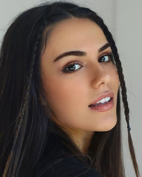 Ozgu Kaya was born in 17 June 1996 in Istanbul. She comes from Usak, Turkey. She made her debut with her role as Sibel in Turkish series A.K.A. The Legend Beauty Makeover, Turkish Women Beautiful, Turkish Fashion, Beauty Shots, Turkish Beauty, Series Movies, Tv Series, Long Hair, Actresses