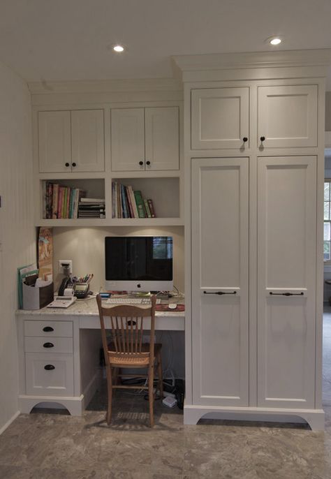 white built in for office | Built-in office in the kitchen Kitchen Desk Areas, Beautiful White Kitchens, Cabinet Desk, Office Built Ins, Kitchen Desks, Kitchen Desk, Closet Office, Office Nook, Desk Area