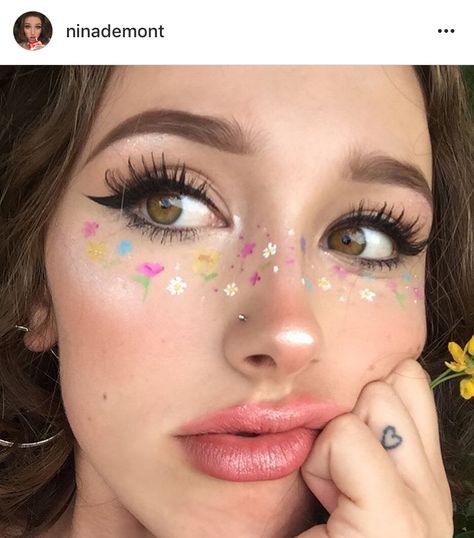 Flower Freckles, Unique Makeup Looks, Facial Ideas, Ideas For Makeup, Freckles Makeup, Festival Make Up, Flower Makeup, Magical Makeup, Unique Makeup