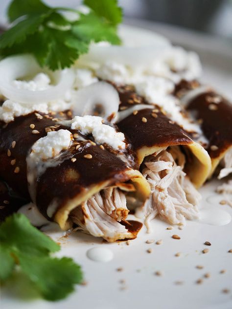 Make Enmoladas with this simple recipe, in 30 minutes or less! Corn tortillas are coated with an easy mole sauce, then loaded with shredded chicken plus all of your favorite toppings. It's sure to be a hit! Easy Mole Sauce, Mole Enchiladas Recipe, Mole Recipe Mexican, Chicken Mole Enchiladas, Mole Enchiladas, Fried Corn Tortillas, Chicken Mole, Easy Enchiladas, Mole Sauce