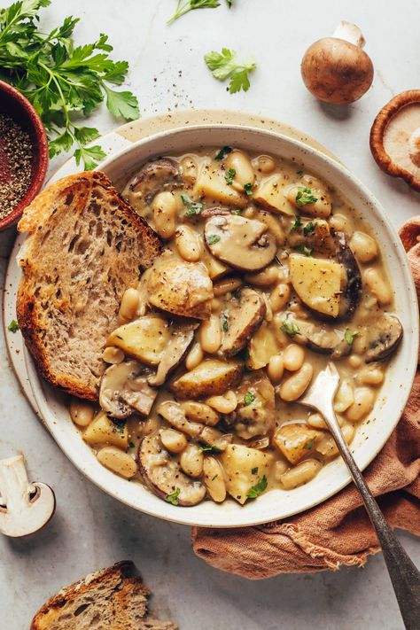 Cozy, creamy white bean and mushroom stew with potatoes and herbs. An easy, 1-pot entrée perfect for cooler weather. Vegan, gluten-free, and SO delicious! #minimalistbaker #vegan #glutenfree #mushrooms #beans #stew Veggie Dishes Dinner, Beans Stew, Norwegian Cuisine, Stew Vegan, Mushroom Stew, Plat Vegan, Bean Stew, White Bean, Mushroom Soup