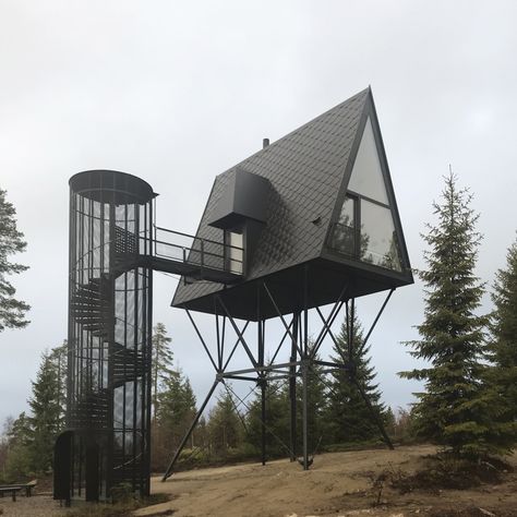 Perched up on stilts, these modern cabins offer visitors a great view of the boreal forest. Zombie Proof House, Norwegian Escape, Architecture Cool, Black Cabin, Modern Colonial, Living Modern, A Frame House, Colonial House, Cabins In The Woods