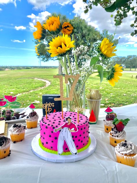 Harry Styles Centerpiece, Harry Styles Golden Birthday Party, Harry Styles Bday Party, Harry Styles Birthday Party, Harry Styles Birthday Party Ideas, Harry Styles Birthday Cake, Harry Styles Inspired Cake, Harry Styles Birthday Cake Aesthetic, Harry Styles Party