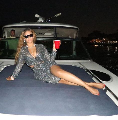 Beyonce Vacation, Wrap Top And Skirt, Beyonce Images, Boat Attire, Yacht Style, Yacht Outfit, Casual Brunch Outfit, Beyonce Style, Beyoncé Giselle Knowles-carter