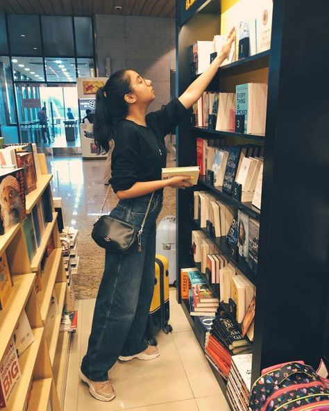 Prajakta being choosy on books as she loves books Prajakta Koli, College Looks, Party Photoshoot, Casual Indian Fashion, Casual College Outfits, Modest Dresses Casual, Simple Pakistani Dresses, Casual Day Outfits, Stylish Party