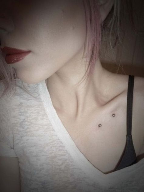 50 Piercing Ideas for Women: The Best Guide Dermal Piercing Ideas, Back Dermal Piercing, Piercing Ideas For Women, Piercing Girl, Nose Piercing Ring, Design Tattoos, Dm Design, Dermal Piercing, Cute Piercings