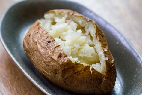 How To Cook Baked Potato On Blackstone Griddle Baked potatoes are a classic and delicious side dish that pairs well with various meals. While the oven is a pop Potato On Blackstone, Easy Baked Potatoes, Best Baked Potatoes, Grilled Baked Potatoes, Ww Sides, Smoked Baked Potatoes, Pork Spices, Cooking Baked Potatoes, Easy Baked Potato