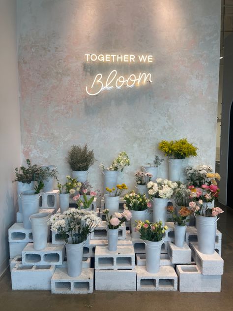 Floral Shop Ideas Store Fronts, Modern Floral Shop, Small Florist Shop Ideas, Florist Work Station, Modern Florist Shop, At Home Flower Shop, Coffee Shop Flowers, Flower Shop Ideas Interior, Flower Store Design Floral Shops