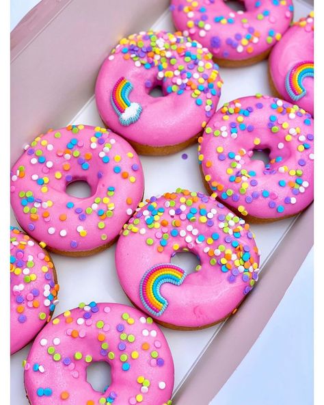 Rainbow Donuts Ideas, Donut Ideas, Donut Decorating Ideas, Sweet Birthday Cake, Rainbow Donut, Donut Flavors, 6 Birthday, Doughnut Cake, Sweet Birthday