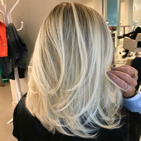 Bob stufig blonde Haare mittellang Medium Brunette Hair, Medium Length Blonde Hair, Blonde Layered Hair, Medium Length Blonde, Haircut 2024, Blonde Layers, Medium Layered Haircuts, Medium Layered Hair, Medium Length Hair With Layers