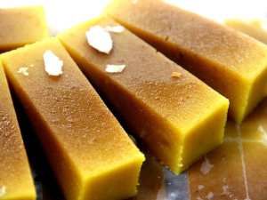 மசர பகக Recipe Easy Halwa Recipe, Mysore Pak Recipe, Homemade Ghee, Mysore Pak, Tikka Recipe, Easy Sweets, Sweet Magic, Diwali Food, Recipes In Tamil