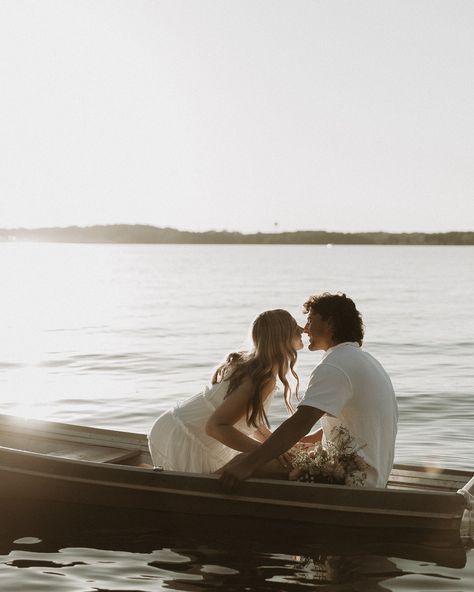 “You are & always have been, my dream.” - The Notebook Something about these photos brings me back to The Notebook✨ Thanks for letting me tag along, @photographybyavilynn ! #lakesession #coupleslakesession #dreamylakesession #couplesboat #champagneboat #thenotebook #couplesstorytellingphotographer Notebook Photoshoot, Inspired Photoshoot, The Notebook, My Dream, Senior Photos, Storytelling, Notebook, Bring It On, Lake