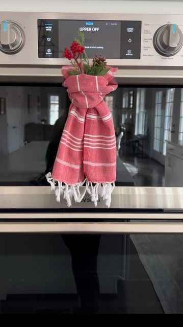 Decorative Kitchen Towels Display, Christmas Towels Bathroom, Towel Decorating Ideas Display, Towel Bar Decor, Hand Towel Folding, Display Towels, Towel Folding, Towel Display, Folding Towels