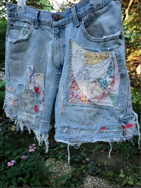 Quilt Patched Jeans, Patch Jean Shorts, How To Do Patchwork On Jeans, Patchwork Shorts Diy, Quilt Patch Jeans, Jean Patches Ideas, Diy Patchwork Jeans, Patchwork Jean Shorts, Patched Shorts