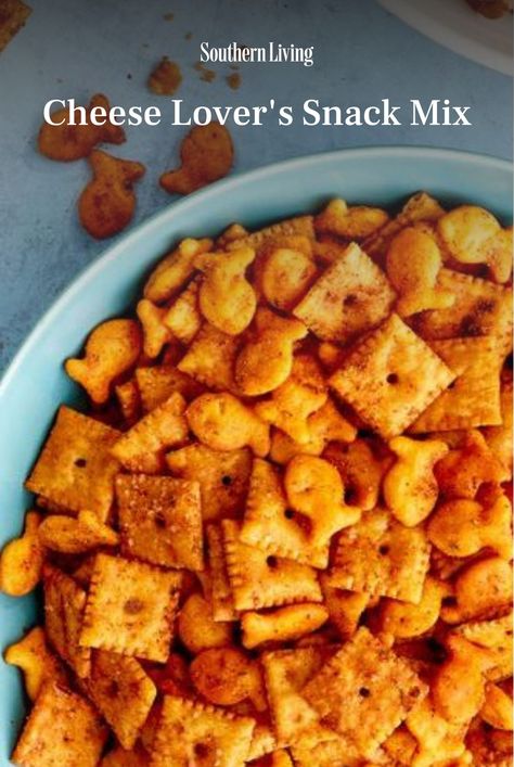 Cheese Snack Mix Recipes, Cheesy Snack Mix Recipes, Cheese It Snack Mix Recipe, Cheesy Snack Mix, Southern Party, Party Mix Snacks, Snack Mix Recipe, Club Crackers, Easy Apps