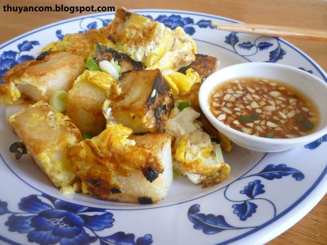 Banh bot chien - Fried rice cakes in eggs + soy dipping sauce Banh Bot Chien Recipe, Bot Chien, Asian Dish, South Korean Food, Viet Food, Asian Street Food, Food Street, Vietnamese Cuisine, Vietnamese Food