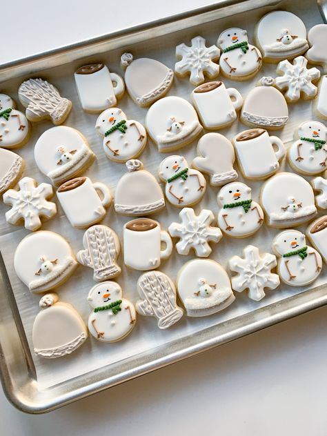 Christmas Cookies Decorated Aesthetic, Winter Cookies Aesthetic, Winter Themed Cookies Decorated, January Cookie Ideas, Baby It’s Cold Outside Sugar Cookies, Sugar Cookie Christmas Designs, January Sugar Cookies, Winter Wonderland Cookies Decorated, Winter Wonderland Sugar Cookies