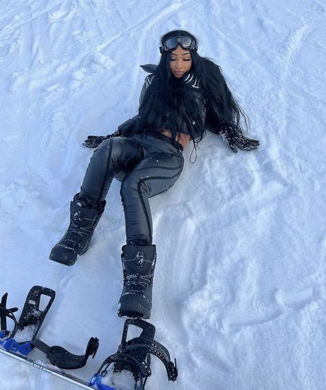 Black Ski Outfit, Cabin Trip Outfit, Girls Ski Trip, Winter Inspo Outfits, Ski Outfit For Women, Cabin Outfit, Ski Trip Outfit, 22nd Bday, Winter Outfits Snow