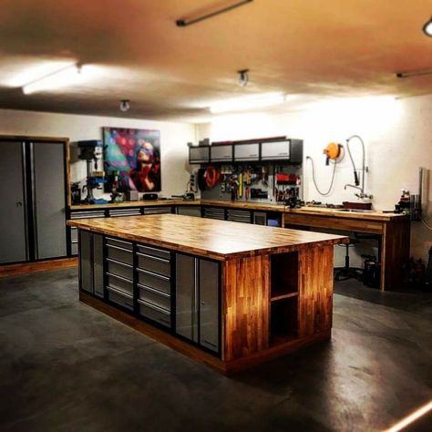 Diy Gunsmithing Bench, Dream Garage Workshop, Home Workshop Garage, Garage Work Shop, Rustic Garage, Modern Workshop, Workshop Shelves, Man Cave Workshop, Garage Workshop Layout