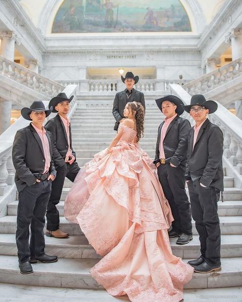 Xv Court Pictures, Chambalenes Outfits For Quince, Quince Poses With Chambelan, Quinceanera Group Photos, Quince Picture Ideas With Chambelanes, Quinceanera And Chambelanes Photo Ideas, Quinceanera Picture Ideas With Parents, Quinceanera And Chambelanes, Quinceanera Picture Ideas With Court