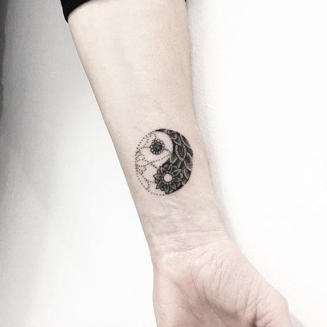 Yin Yang delicada, feminina e graciosa no braço. Small Yin Yang Tattoo Ideas, Unique Ying Yang Tattoo, Ying Yang Tattoo, Hippie Tattoo, Yang Tattoo, Yin Yang Tattoos, Om Tattoo, Back Of Shoulder Tattoo, Tattoo Designs For Girls