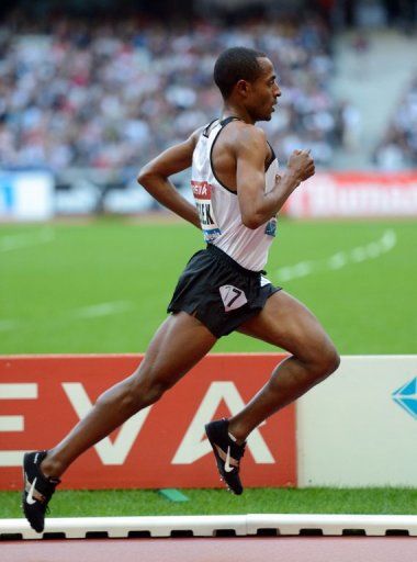 Kenenisa Bekele side view Running Pose Side View, Running Side View, Kenenisa Bekele, Track And Field Sports, Hip Extension, Running Pose, Mens Fashion Week Street Style, People Moving, Person Running