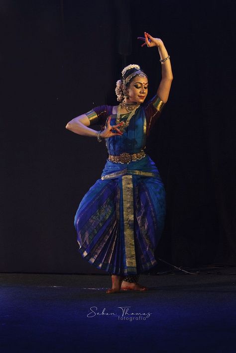 Blue Bharatanatyam Costume, Bharatanatyam Poses Photography, Bharatanatyam Aesthetic, Bharatnatyam Aesthetic, Bharathanatyam Costumes, Blue Indian Aesthetic, Bharatanatyam Dress, Bharatnatyam Poses, Bharatanatyam Costume