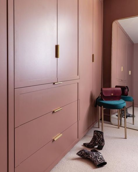 Beslag Online on Instagram: "Fill your life with colors, profile handle lip in polished brass together with this amazing shade of old pink is the perfect combination ✨ A tip is to paint the wardrobes in the same shade as the walls, to create a luxurious feeling in your bedroom. Let the wardrobes be a part of the room, ⚜️ 📸: @helloflorauk" Wardrobe Color Ideas Bedroom, Modern Wooden Cupboard Design, Bedroom Light Shades, Wooden Cupboard Design, Ideas For Small Bedrooms, Wardrobe Interior, Painted Wardrobe, Bedroom Color Combination, Wooden Cupboard