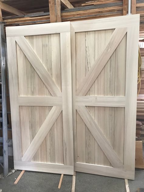 Barn Doors Outside, Shed Doors Designs, Shed Door Design Ideas, Shed Barn Doors, Diy Exterior Barn Door, Diy Shed Door, Barn Garage Doors, Shed Door Ideas, Outdoor Barn Doors