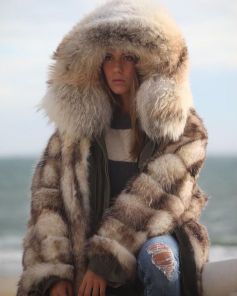 Fur parka Hooded Coat Outfit, Fur Hat Outfit, Fur Hooded Coat, Leather Leggings Fashion, Fur Coat Fashion, Coyote Fur, Winter Fur Coats, Hat Outfit, Parka Women