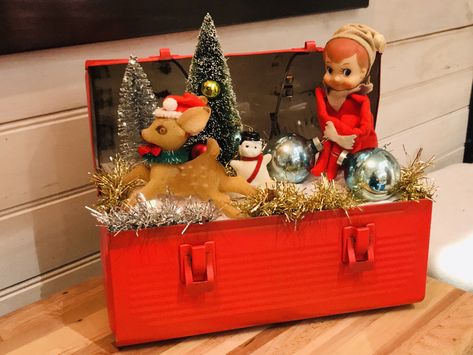 Old Lunch Boxes Decorating With, Metal Lunch Boxes Repurpose, Wooden Tool Box Decor Christmas, Christmas Toolbox Centerpiece, Wooden Toolbox Christmas Decor, Vintage Toolbox Christmas Decor, Family Holiday Crafts, Primitive Christmas Decorating, Vintage Christmas Crafts