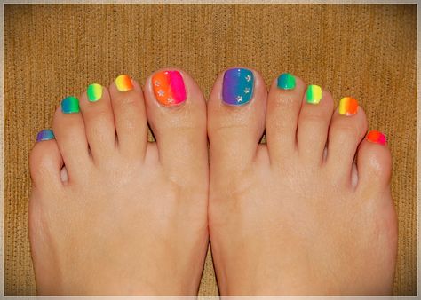 Wanna See My Nails ?: Rainbow pedicure Rainbow Toe Nails, Toenail Art Designs, Easy Toe Nail Designs, Simple Toe Nails, Pedicure Designs Toenails, French Pedicure, Toe Nail Color, Pretty Toe Nails, Summer Toe Nails