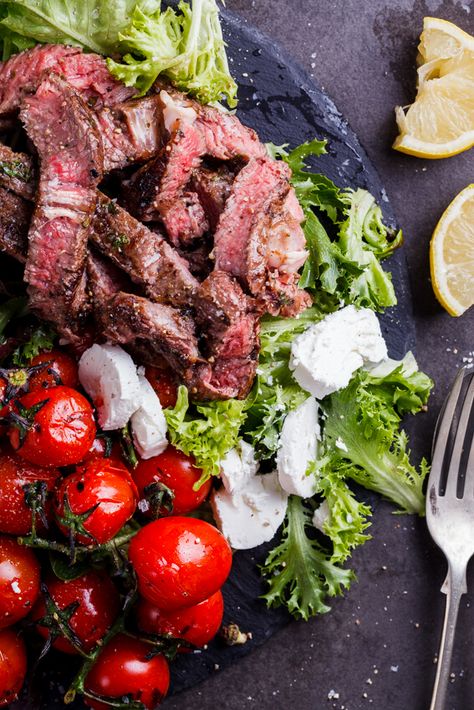 Steak salad with tomatoes and goat's cheese - Simply Delicious Steak Salad Recipe, Too Hot To Cook, Grilled Steak Salad, Chicken Quinoa Salad, Onion Pizza, Salad With Tomatoes, Bbq Chicken Salad, Easy Steak Recipes, Easy Steak