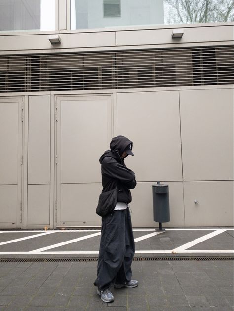 gorpcore, parachute pants, fashion, streetwear, all black, outfit, instagram Uniqlo Parachute Pants, Black Parachute Pants Outfit, Parachute Pants Outfit, Parachute Pant, Clothing Photography, Outfits Ideas, Pants Outfit, Uniqlo, Parachute Pants