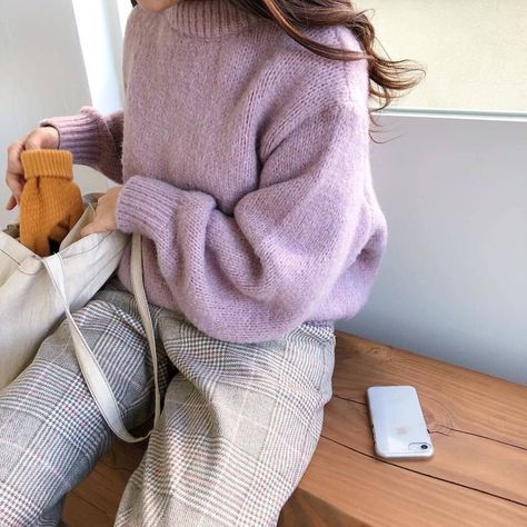 Light Purple Sweater Outfit, Lavender Sweater Outfit, Purple Sweater Outfit, Dc Fits, Purple Fashion Outfit, Cute Winter Fits, Cropped Sweater Outfit, Light Academia Outfit, Outfits Purple