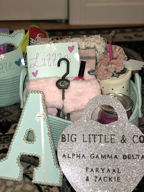 Tiffany And Co Big Little Reveal, Big Little Reveal Basket, Big Little Baskets, Big Lil Gifts, Big/little Baskets, Little Gifts Sorority, Big Little Basket, Sorority Ideas, Alpha Gam