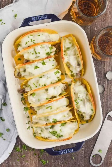 These Philly Cheesesteak Baked Tacos are going to become a family favorite in your house! Easy to make and so delicious, a winning dinner. Baked Tacos, Baked Tacos Recipe, Steak Casserole, Philly Cheese Steak Casserole, Baked Steak, Easy Delicious Dinners, Steak Tacos, Taco Bake, Cheese Steak