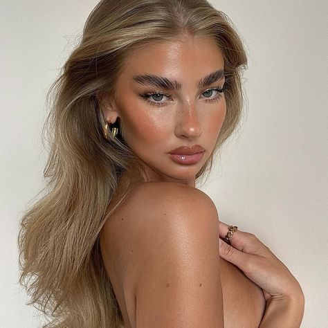 Jess Hunt on Instagram: “Heyyy” Jess Hunt, Face Aesthetic, Aesthetic Women, Balayage Hair, Inspirational Women, Cut And Color, Beauty Brand, Hair Highlights, Healthy Hair