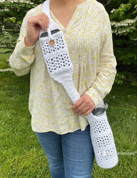 My first crochet pattern available for this easy water bottle sling bag with phone pocket! Help me grow my store! Pocket Crochet, Water Bottle Sling, Sling Bag Pattern, Crochet Water Bottle Holder, Crochet Phone Cases, Bottle Sling, Crochet Unique, Confection Au Crochet, Crochet Purse Patterns