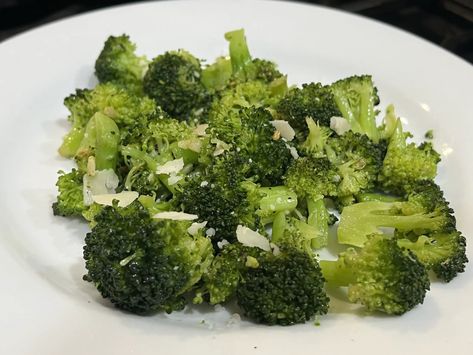 Who knew a dish such as steamed broccoli could be so delicious? Well, if you make it this way, then you'll certainly know just how delicious it can be! When I first started making steamed broccoli I would steam it and then dress it with just salt and pepper. It was edible. But, was it Seasoned Steamed Broccoli, Benefits Of Garlic, Casserole Side Dishes, Garlic Benefits, Plant Care Tips, Easy Oatmeal, Eat A Lot, Garlic Seasoning, Steamed Broccoli