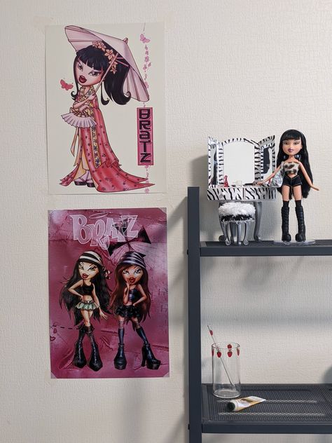 Bratz Display Ideas, Bratz Display, Bratz Bathroom, Bratz Decor, 2000s Bedroom Aesthetic, Bratz Room, Bratz Art, Y2k Bratz, Childhood Memories 90s