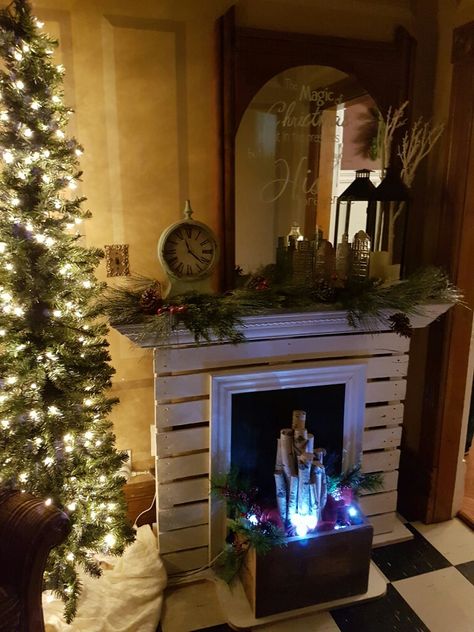 Pallet Fireplace Diy, Diy Fireplace Christmas, Easy Diy Fireplace, Pallet Fireplace, Faux Fireplaces, Fireplace Decorating, Diy Christmas Fireplace, Fireplace Drawing, Fireplace Diy