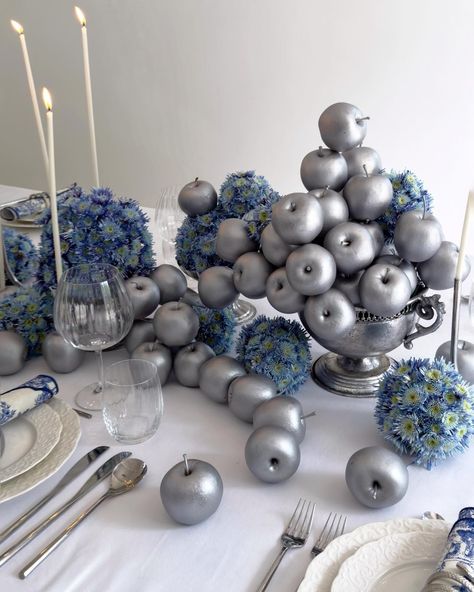 dinner in silver light 🩶 #nayastudio Silver Tablescape, Bar Facade, Wedding Bouquets Bride, Book Pillow, Silver Party, Space Party, Pillows Flowers, Drink Table, Event Themes